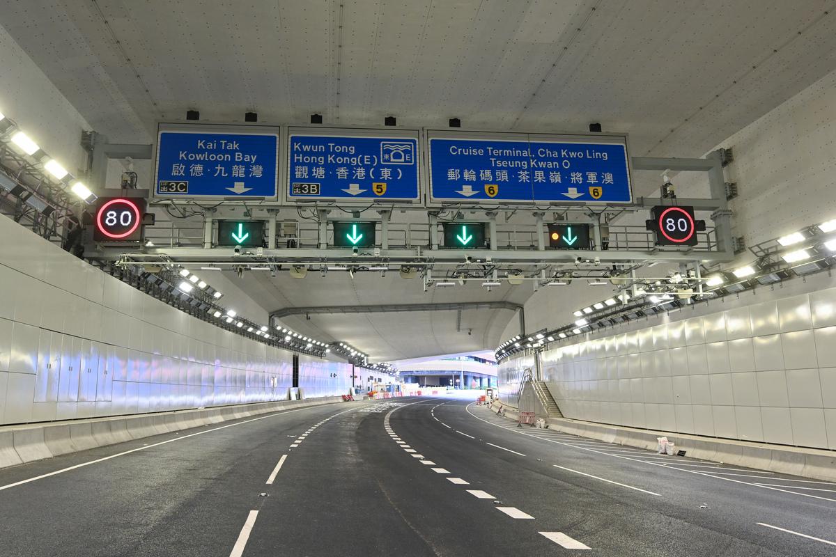 中九龍繞道(油麻地段)東面出入口接駁啟德交匯處,可來往啟德、九龍灣、觀塘、港島東、啟德郵輪碼頭和將軍澳等地區。