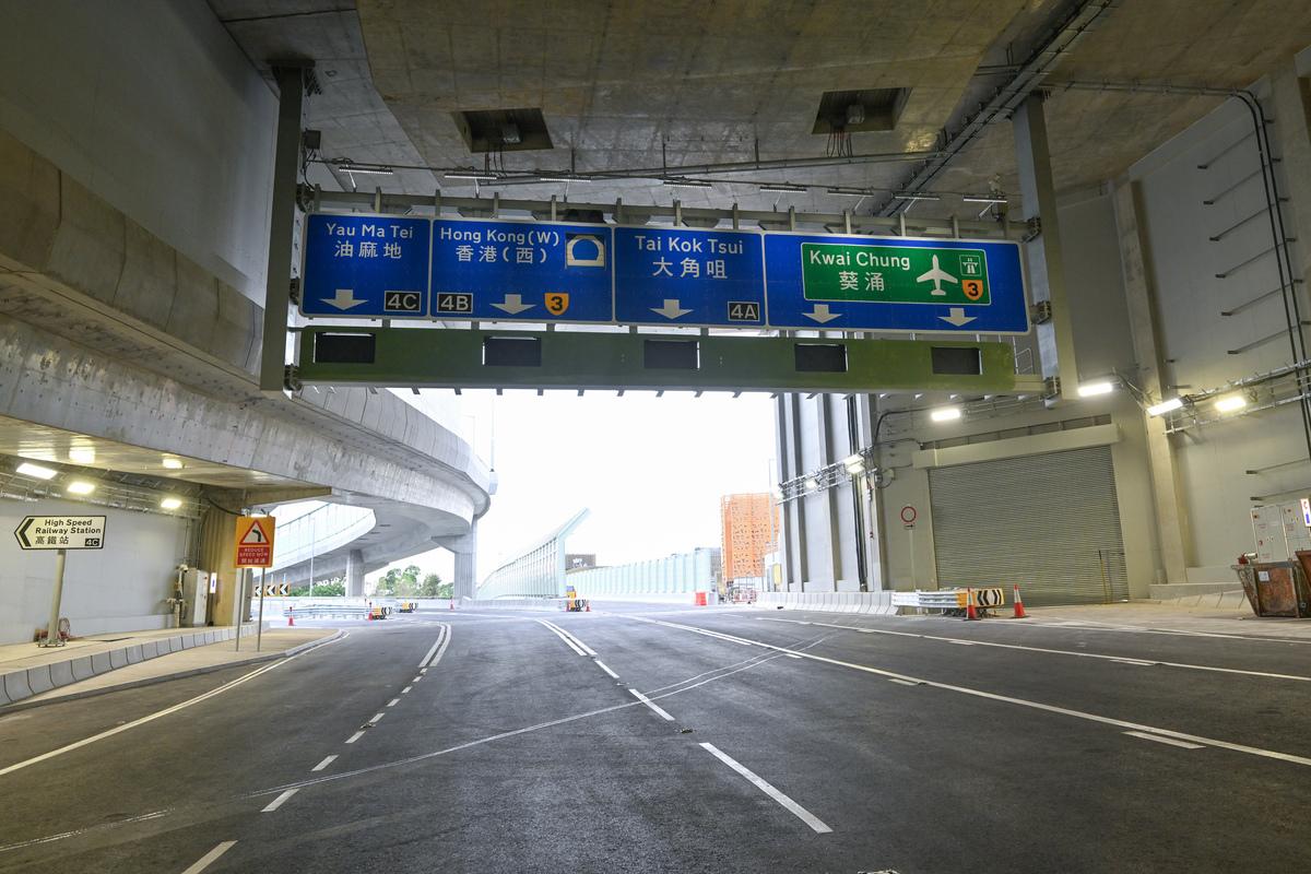 中九龍繞道(油麻地段)西面出入口連接油麻地交匯處,駕駛者可來往葵涌、大角咀、港島西、油麻地和尖沙咀等各區。