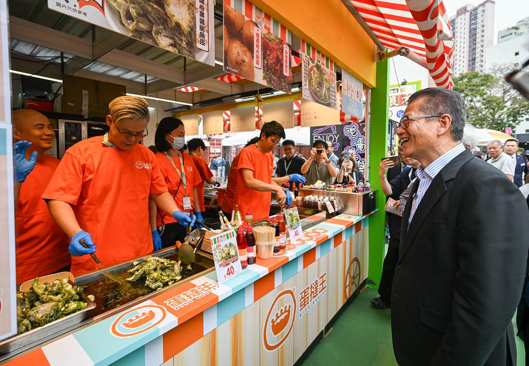 陳茂波昨日去到正在維園舉行的第59屆工展會,與展商和市民交流,並購物支持本地消費。(陳茂波網誌圖片)