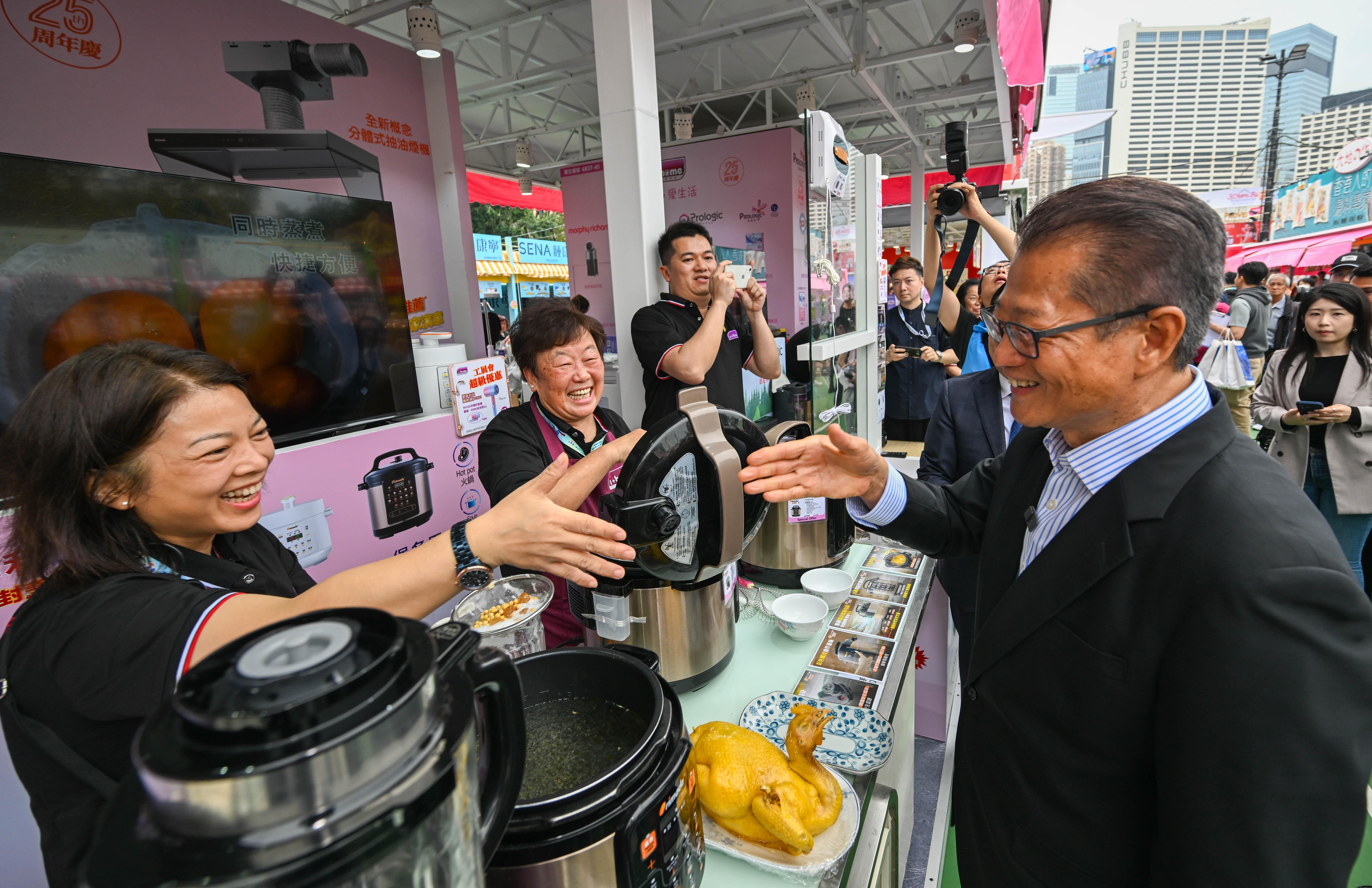 陳茂波昨日去到正在維園舉行的第59屆工展會,與展商和市民交流,並購物支持本地消費。(陳茂波網誌圖片)