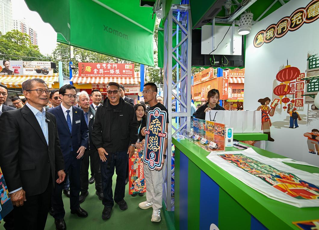 陳茂波昨日去到正在維園舉行的第59屆工展會,與展商和市民交流,並購物支持本地消費。(陳茂波網誌圖片)