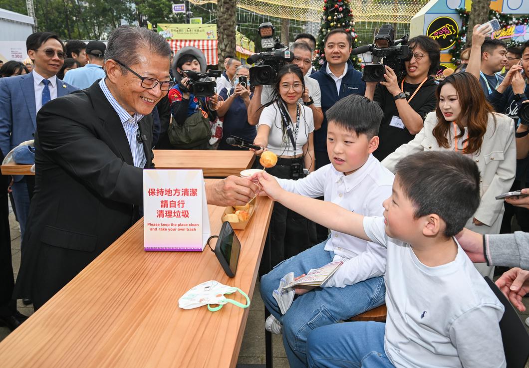 陳茂波昨日去到正在維園舉行的第59屆工展會,與展商和市民交流,並購物支持本地消費。(陳茂波網誌圖片)