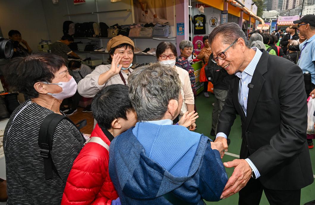 陳茂波昨日去到正在維園舉行的第59屆工展會,與展商和市民交流,並購物支持本地消費。(陳茂波網誌圖片)