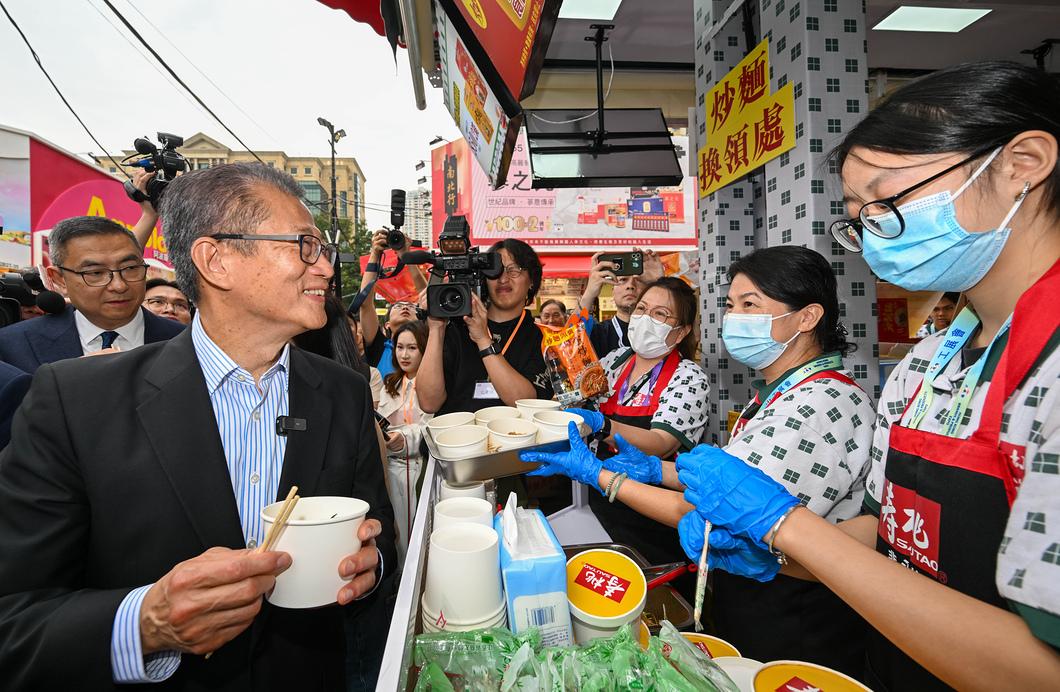 陳茂波昨日去到正在維園舉行的第59屆工展會,與展商和市民交流,並購物支持本地消費。(陳茂波網誌圖片)