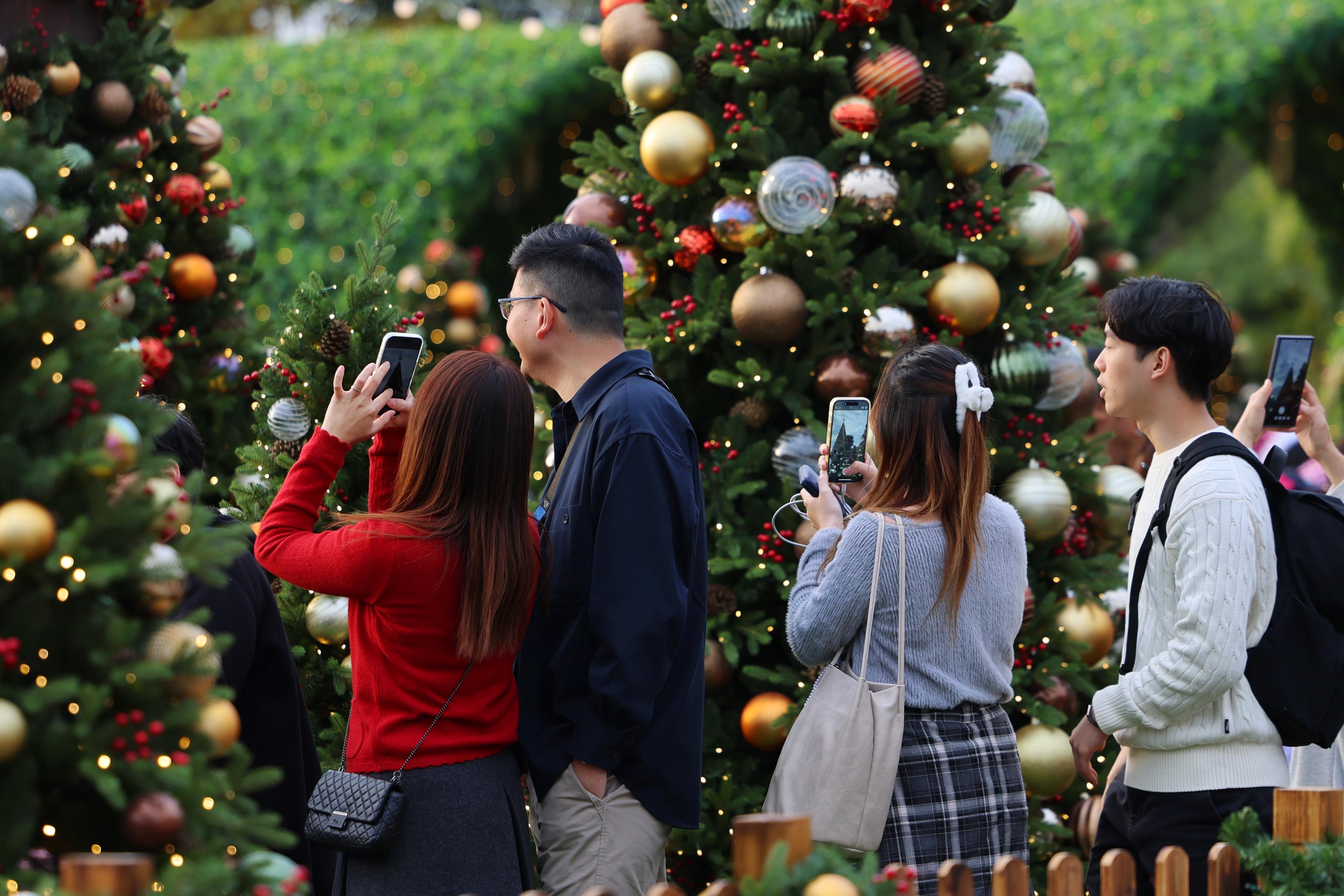 聖誕假期市民及遊客感受節日氣氛。(中通社)