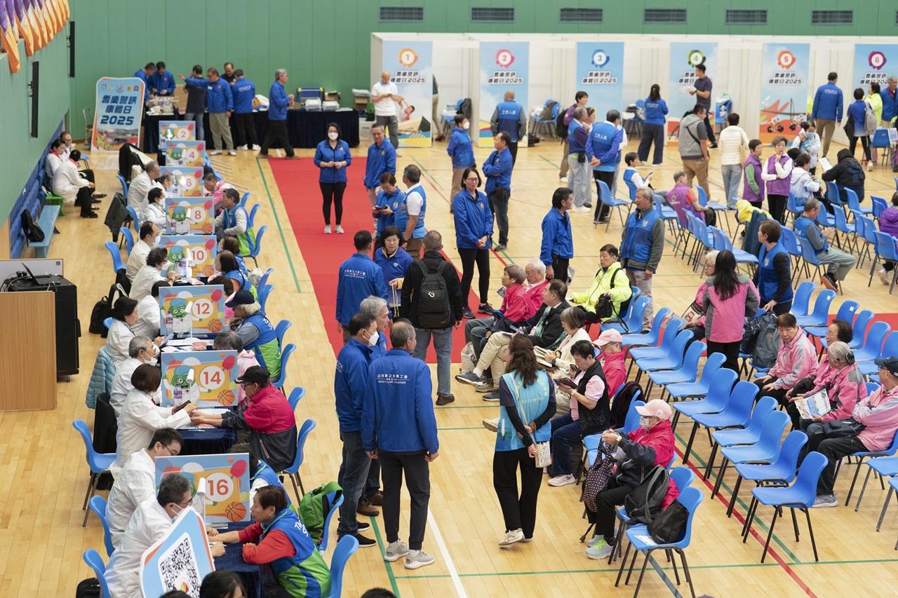 22區「耆樂警訊」會員,於場內血壓區、骨科區及內科區進行免費中醫諮詢。