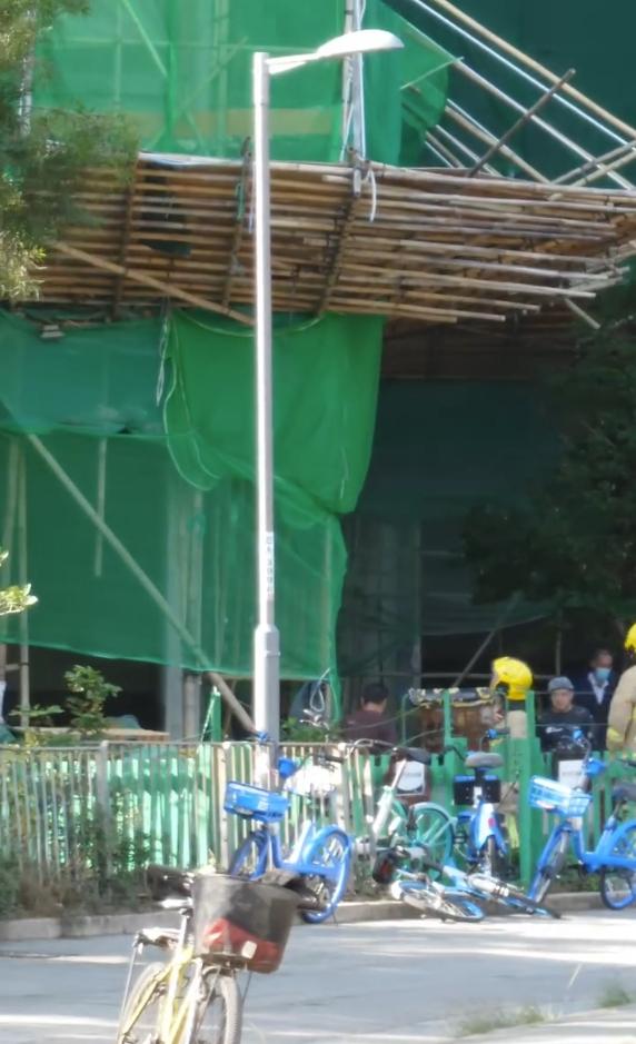 大埔宏福苑五級火|71歲管工折返疏散工友遇難 片段拍得最後身影。(threads「striking_biking)」圖片)