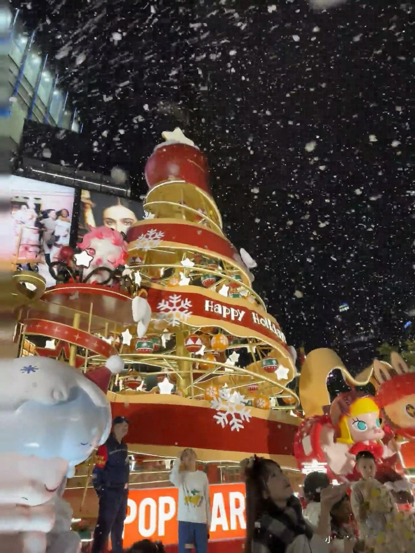 前海壹方城首次聯乘泡泡瑪特IP,作為主題慶祝聖誕節。飄雪下的聖誕樹與IP塑造了一個充滿童趣的樂園。(圖片來源:176648196750@小紅書)