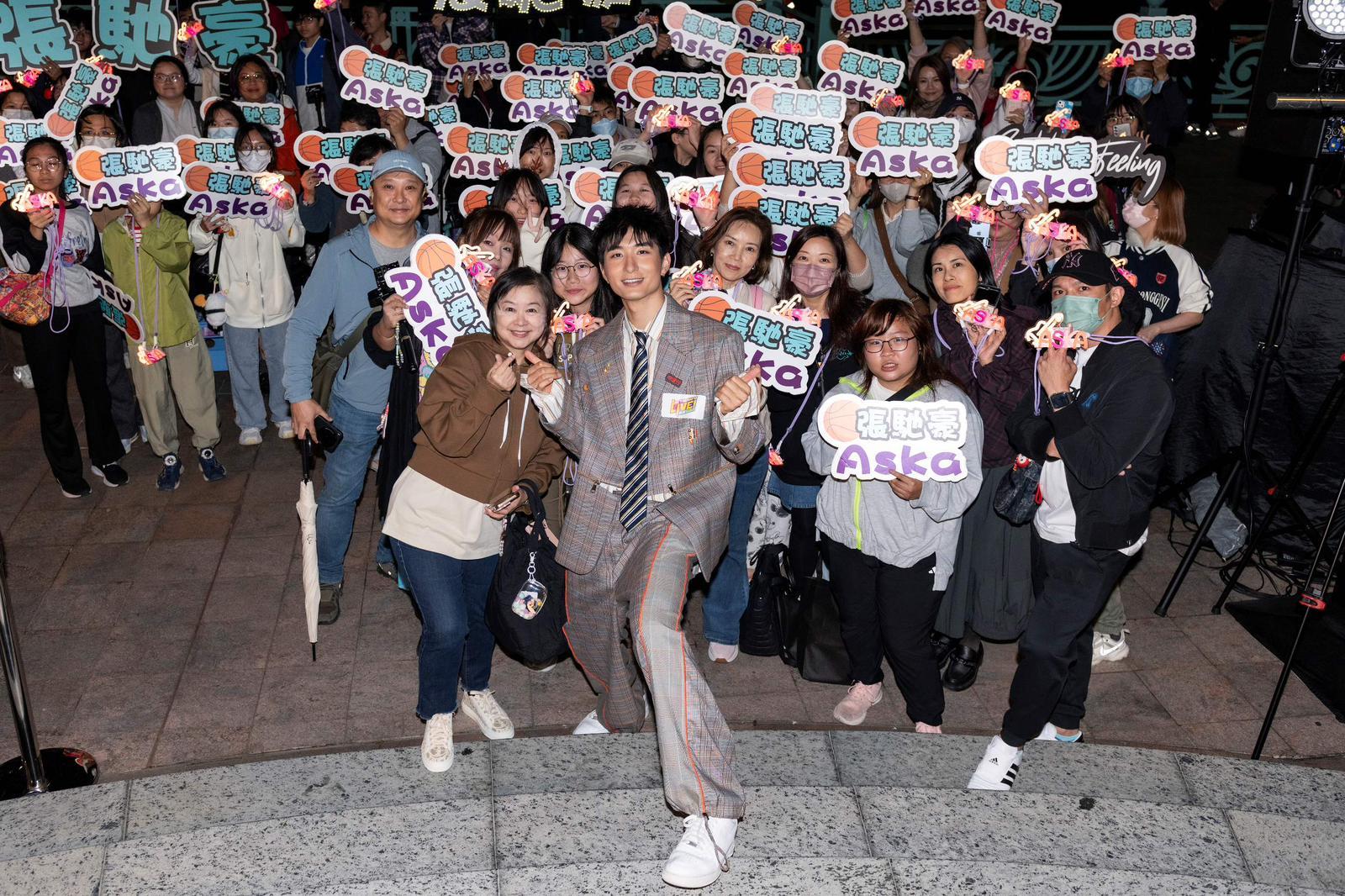 張馳豪獲熱情歌迷手持應援燈牌到場支持。