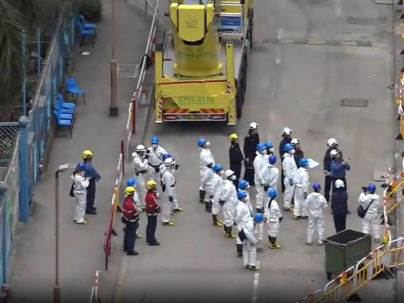 大埔宏福苑發生五級火,獨立委員會成員到現場視察至中午離開。(now新聞截圖)