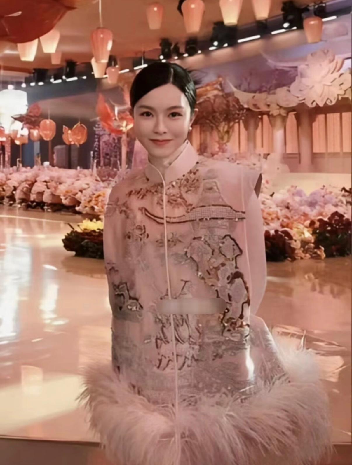 Janice Man文詠珊著上粉紅色刺繡旗袍風嘅中式裝扮,如古典美人