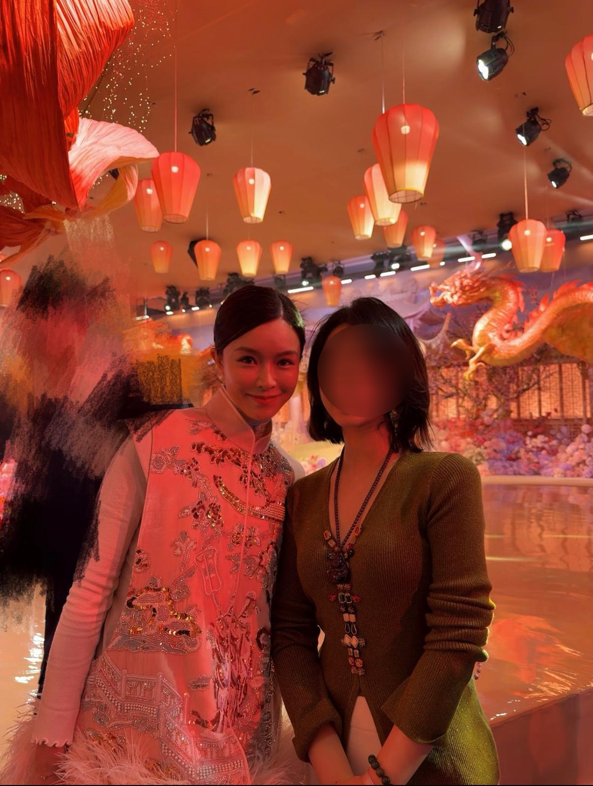 Janice Man文詠珊在張俊傑婚禮上樂於合照。