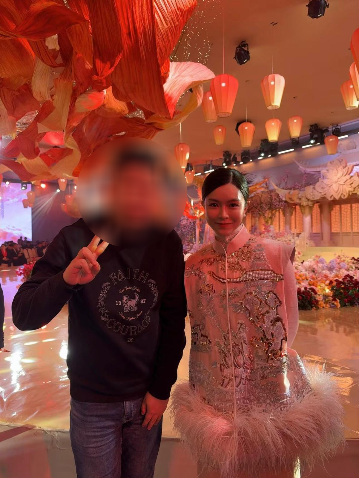 Janice Man文詠珊在張俊傑婚禮上樂於合照。