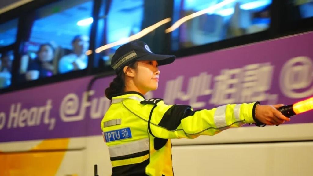 外號「杭州朴信惠」的浙江杭州交通女警李語蔚工作態度認真。