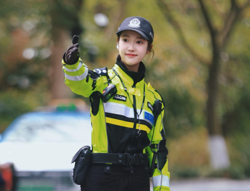 外號「杭州朴信惠」的浙江杭州交通女警李語蔚以微笑服務群眾。