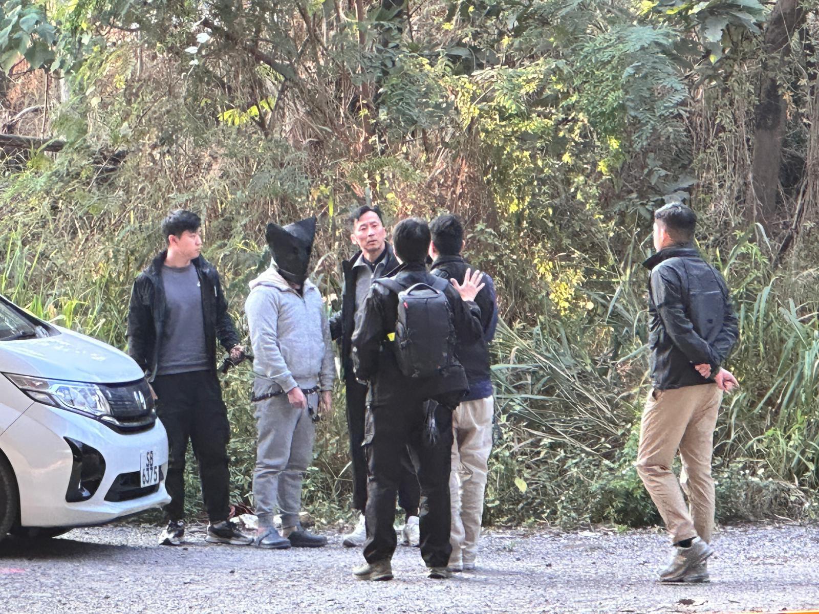 屯門亦園路謀殺案今年8月發生,警方昨日再拘捕兩人,今日帶同疑犯到現場