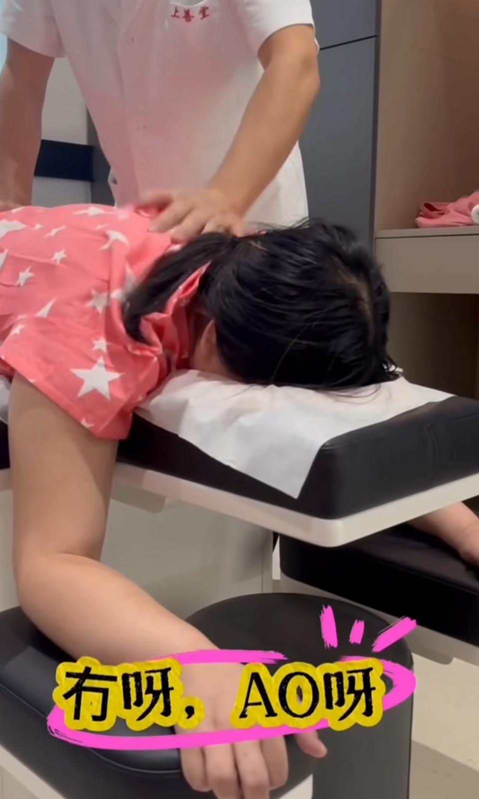 薛影儀一邊做正骨一邊談心事。