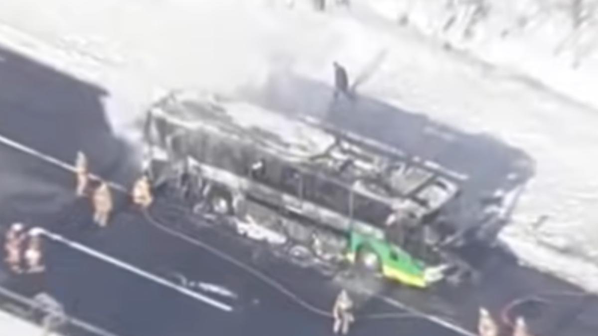 北海道新千歲機場巴士突起火 火勢猛烈車上41人及時疏散(有片)