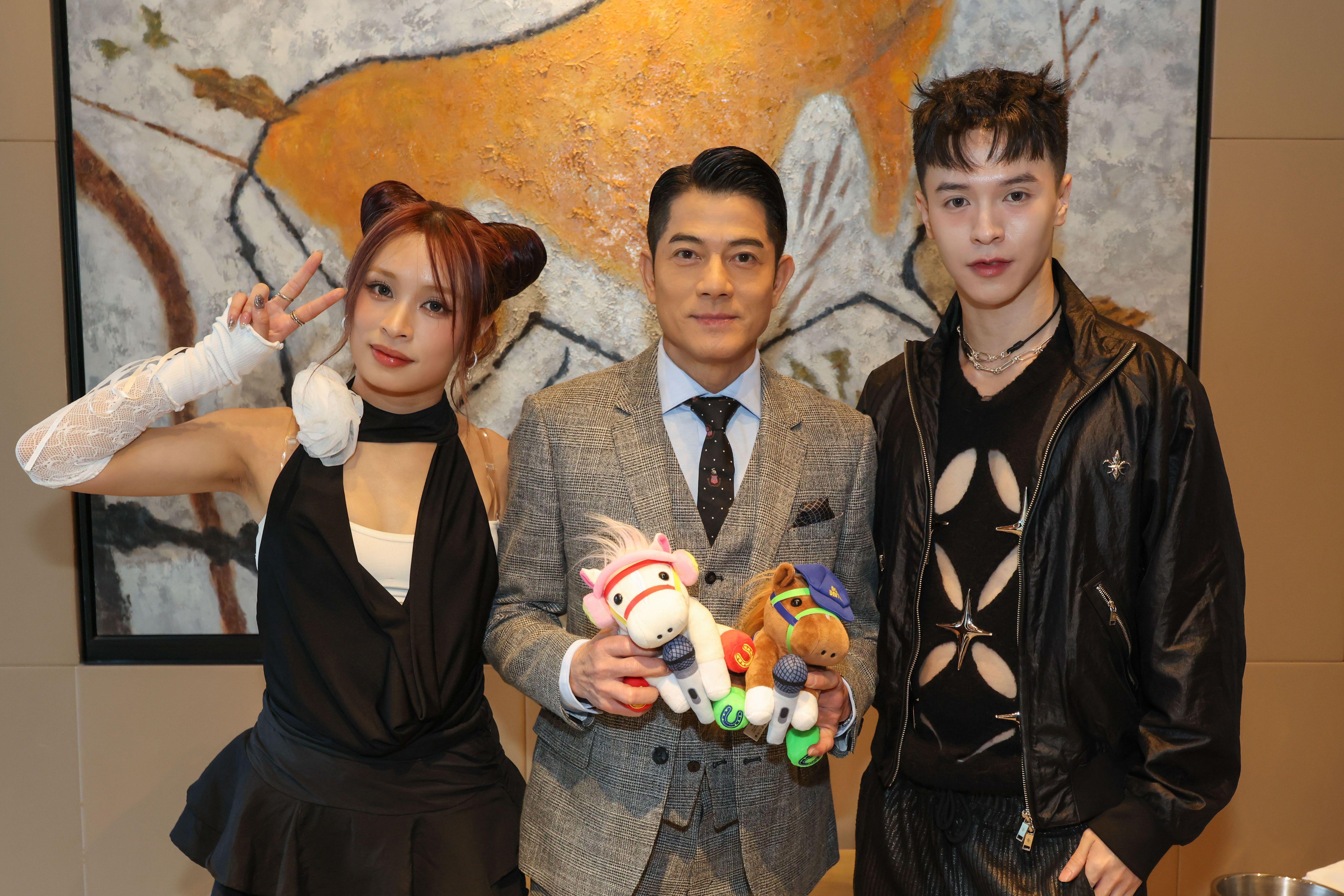 Ariel感激Aaron每次的用心提點,代表團隊送上兩隻「Now United坐姿小馬毛公仔」予Aaron留念。