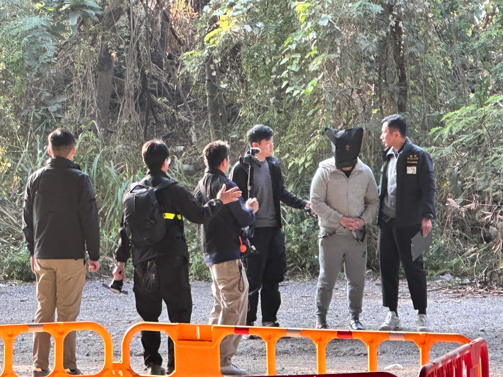 屯門亦園路謀殺案今年8月發生,警方昨日再拘捕兩人,今日帶同疑犯到現場