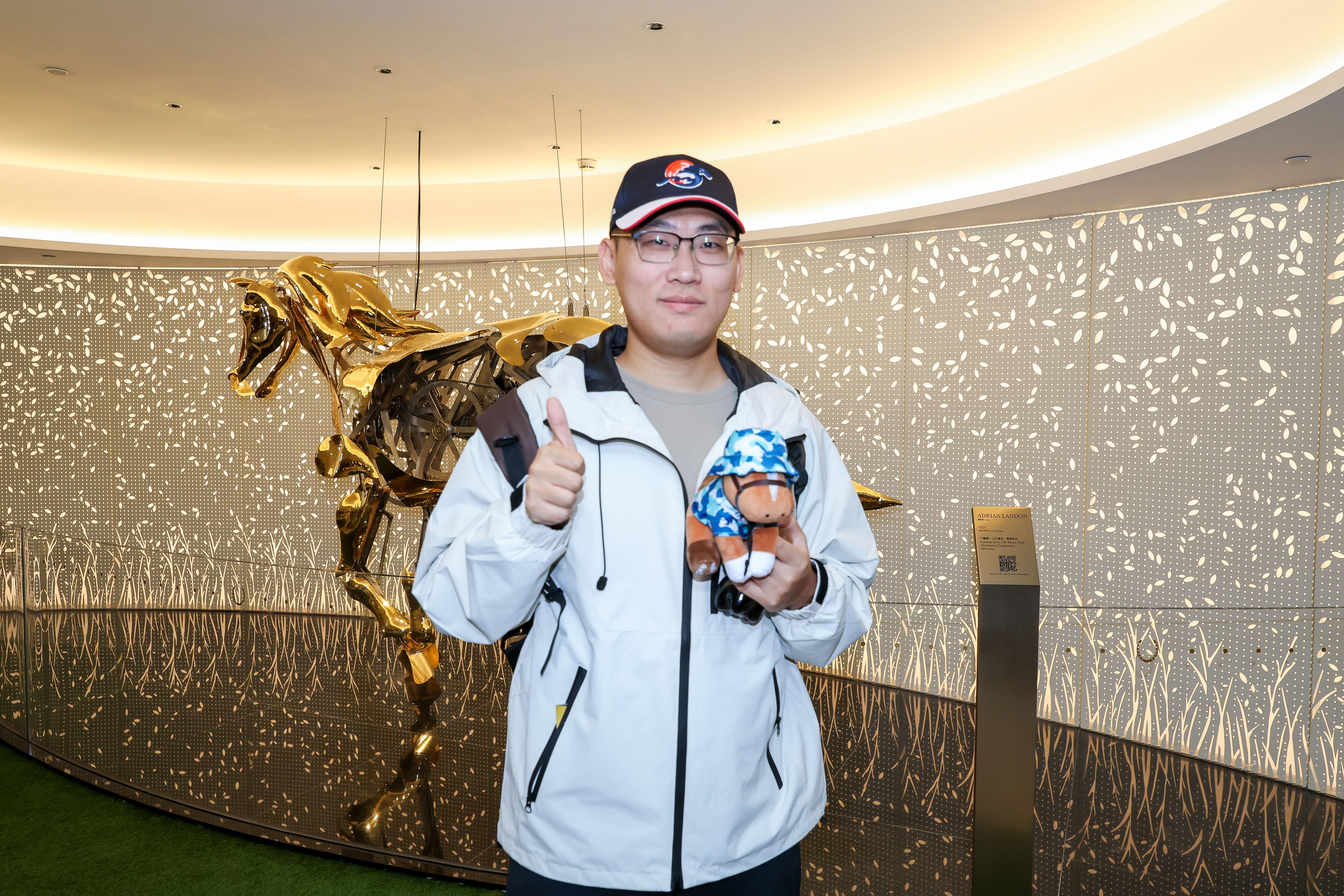 來自廈門的湯先生首次來港旅遊,他指過去幾年一直關注香港賽馬,為了支持「浪漫勇士」出戰浪琴香港盃,今天特意來港到沙田馬場觀賽