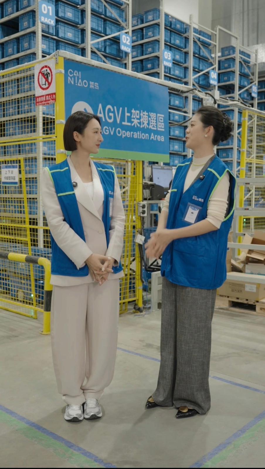 高Ling親自走入無人化物流現場參與直播。