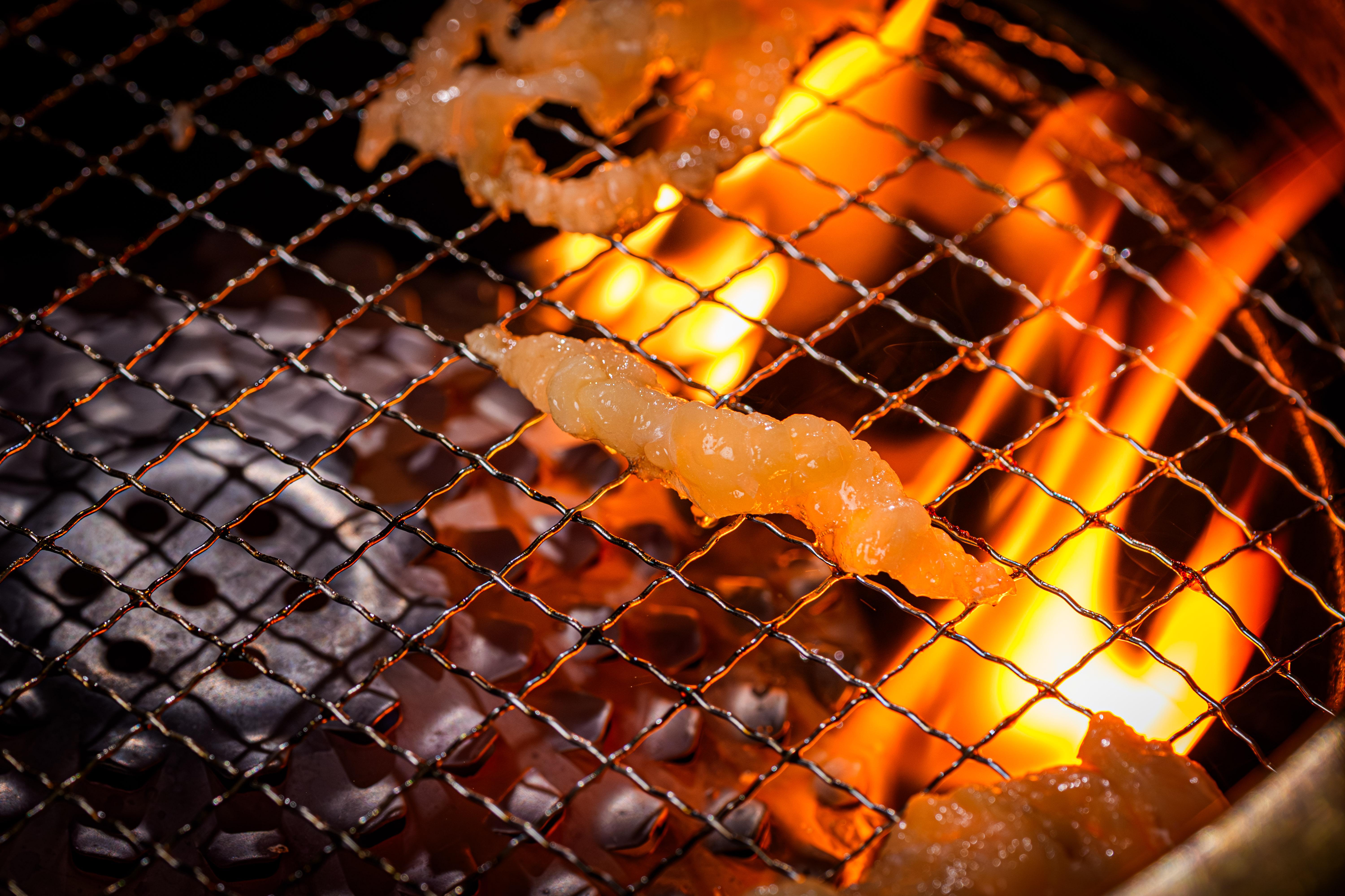 牛胸油實為牛胸骨之間的軟骨筋膜、牛前胸的脂肪,表面帶有雪花般的油脂。