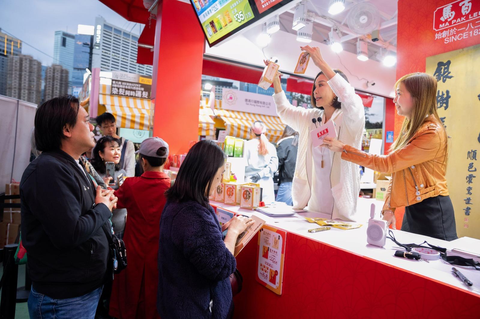 落力推銷保健產品的伍姑娘。