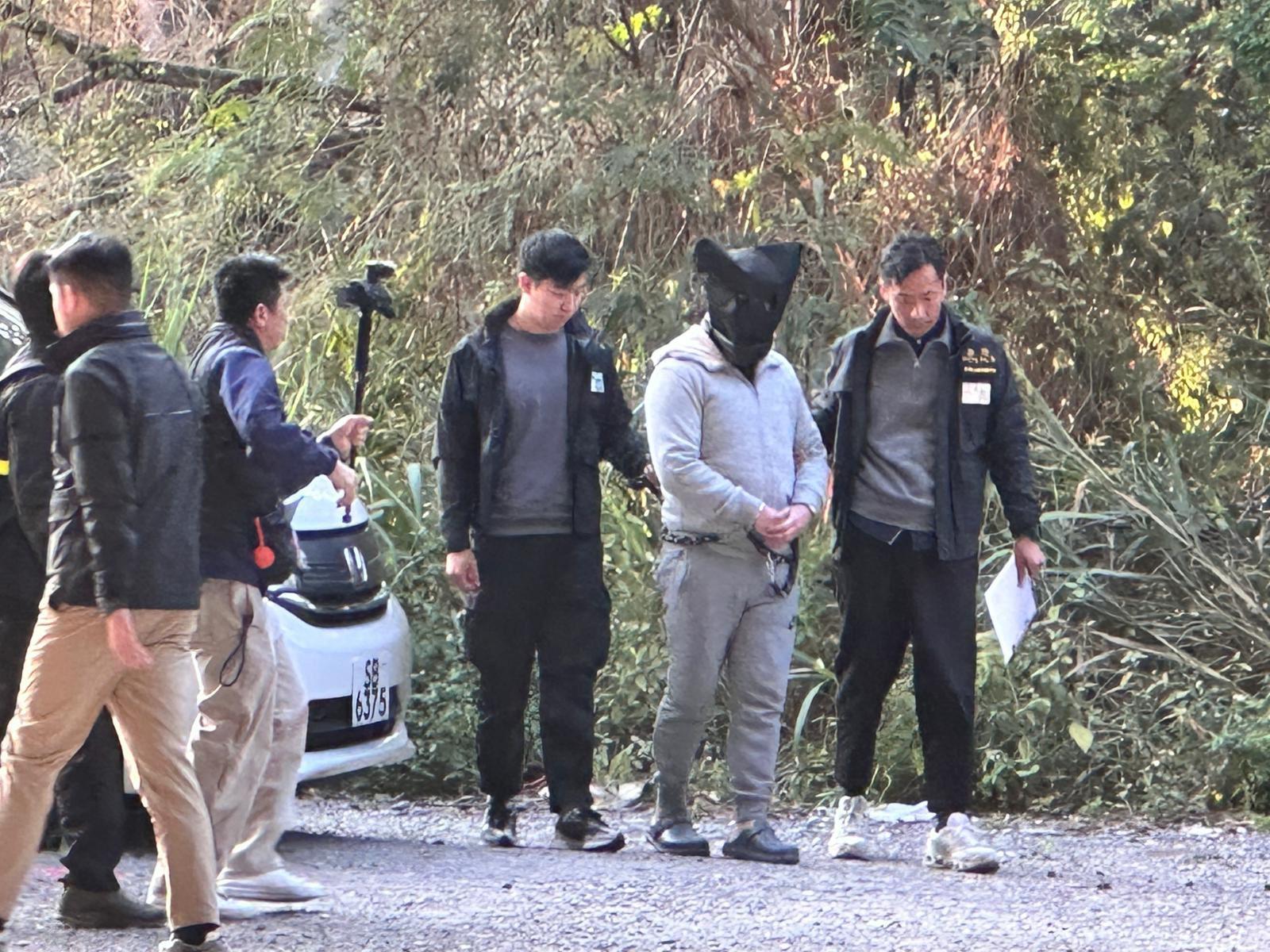 屯門亦園路謀殺案今年8月發生,警方昨日再拘捕兩人,今日帶同疑犯到現場