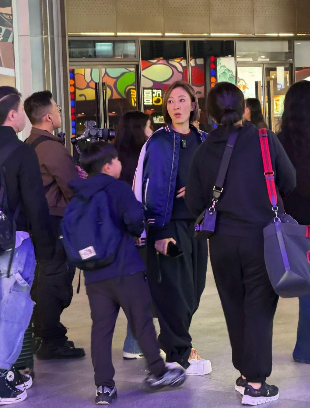 從網民分享的照片可見阿怡以全黑的打扮示人,精神狀態極佳!