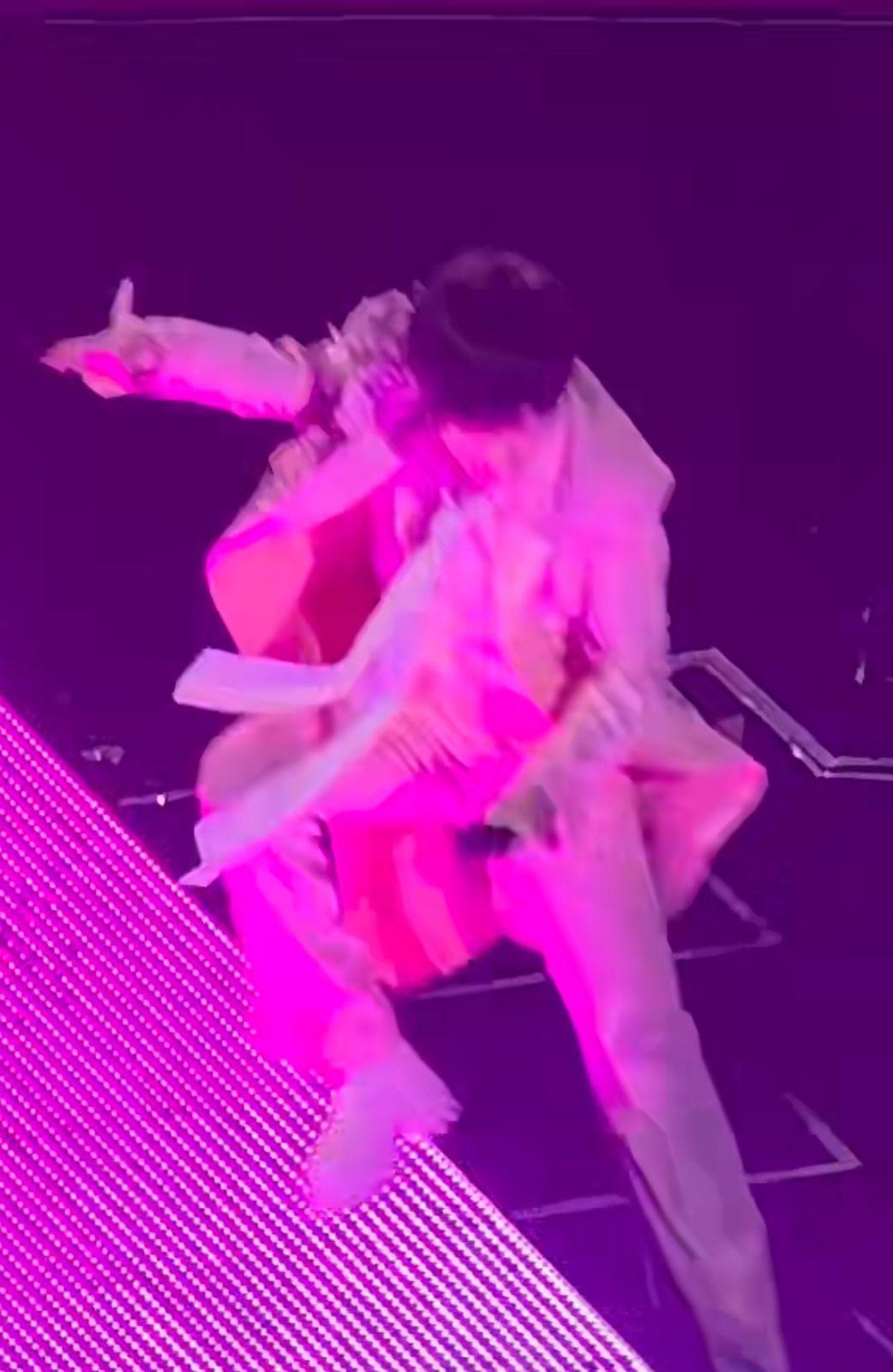 阿信從2米高舞台摔下。