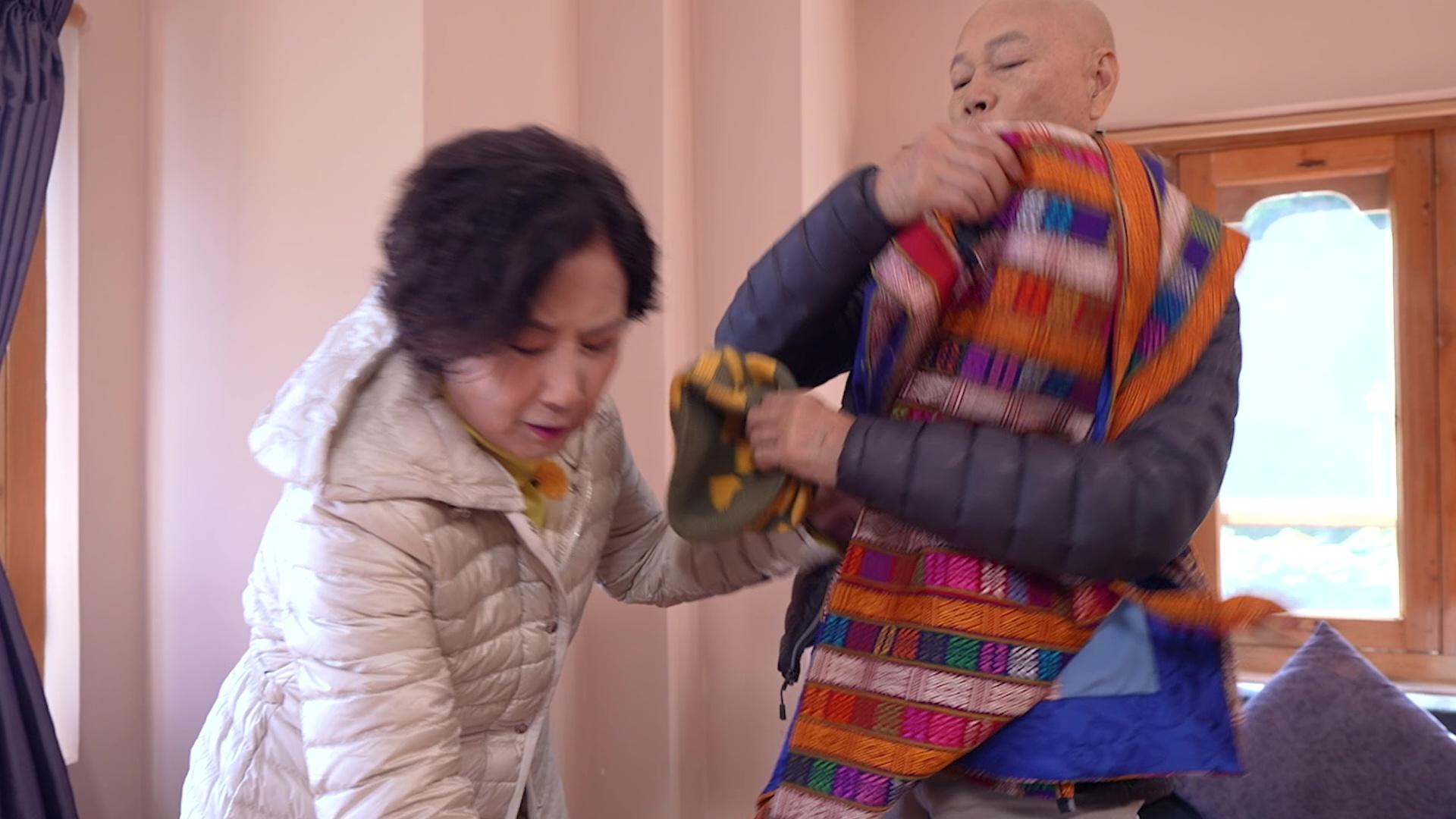 家英哥唔小心「摑」到阿姐,佢即刻搞笑咁呵番老婆大人。