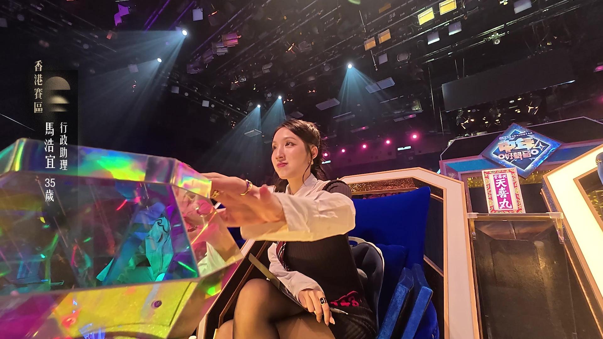 海兒曬黑絲美腿。