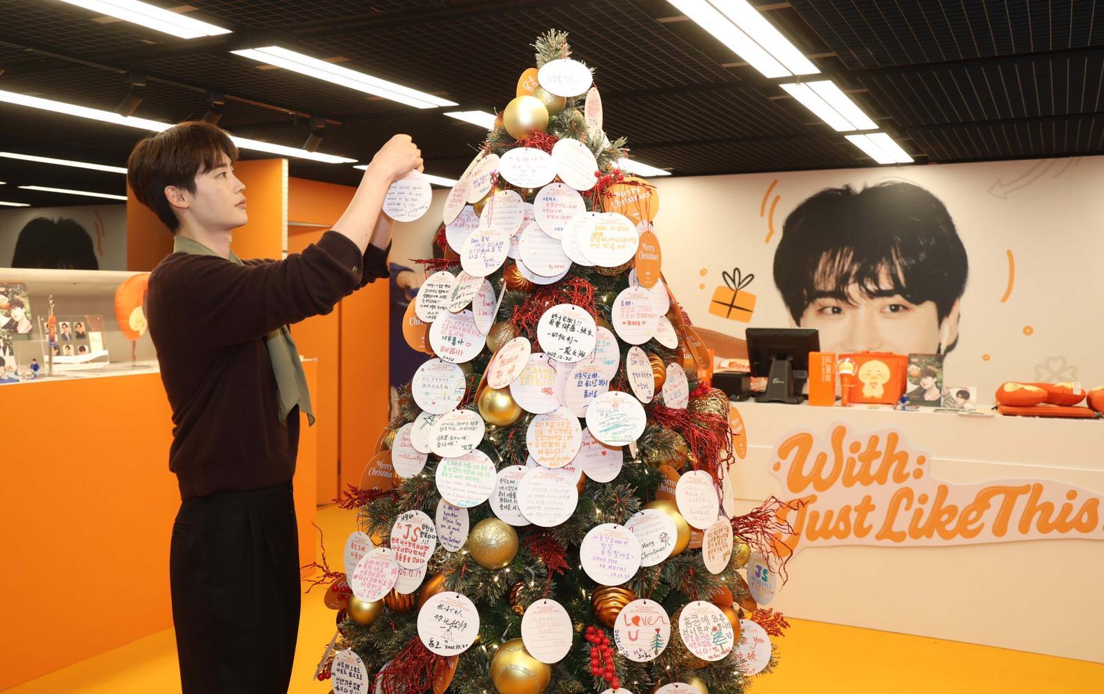 李鍾碩親臨銅鑼灣的Pop Up Store,為周邊產品簽名,留下溫暖的祝福語。