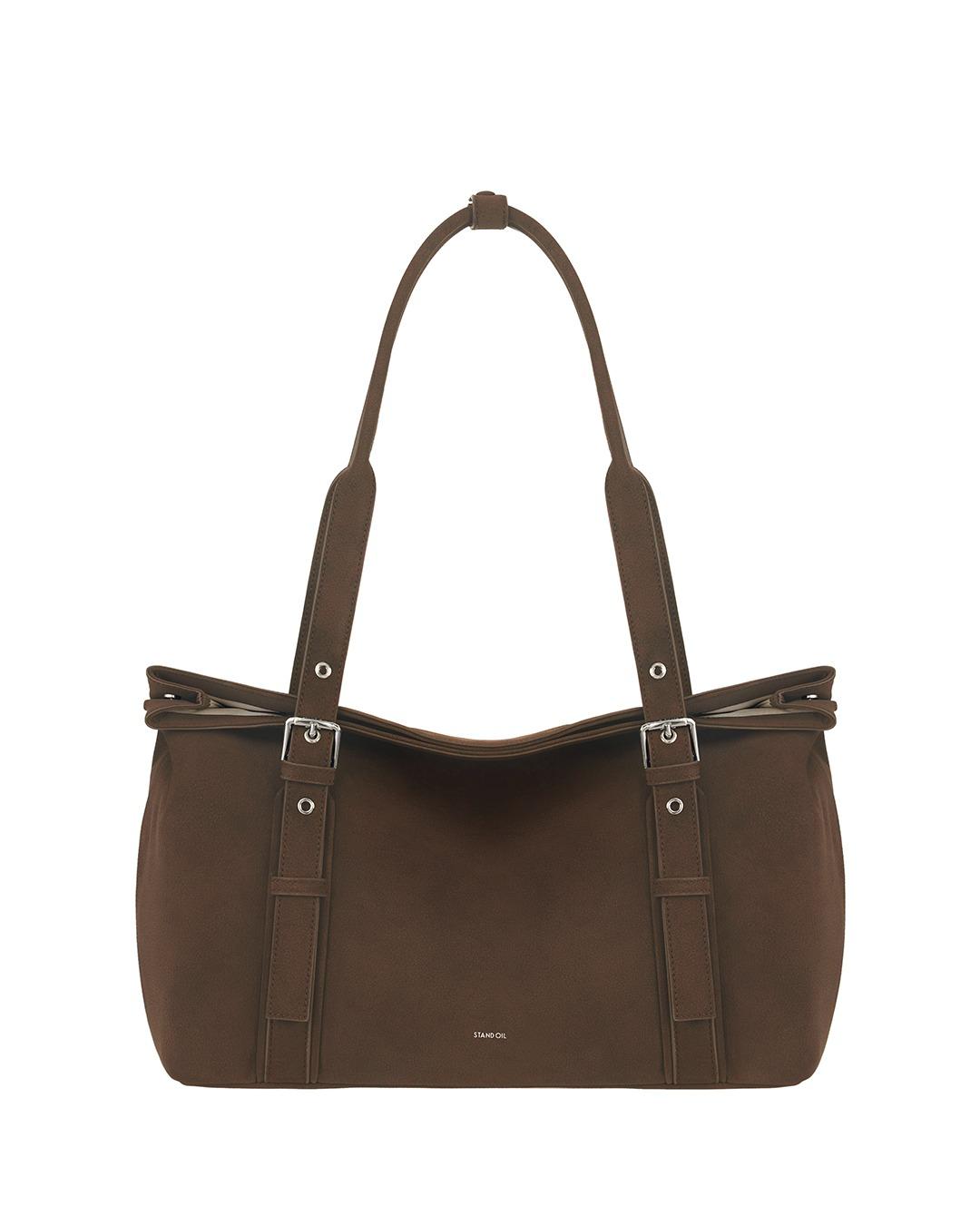 Velow Bag $938:以方形包身搭配自然垂墜線條,柔軟可折疊設計展現隨性鬆弛感,推出黑色皮面款與栗色仿麂皮款兩款,滿足不同風格。