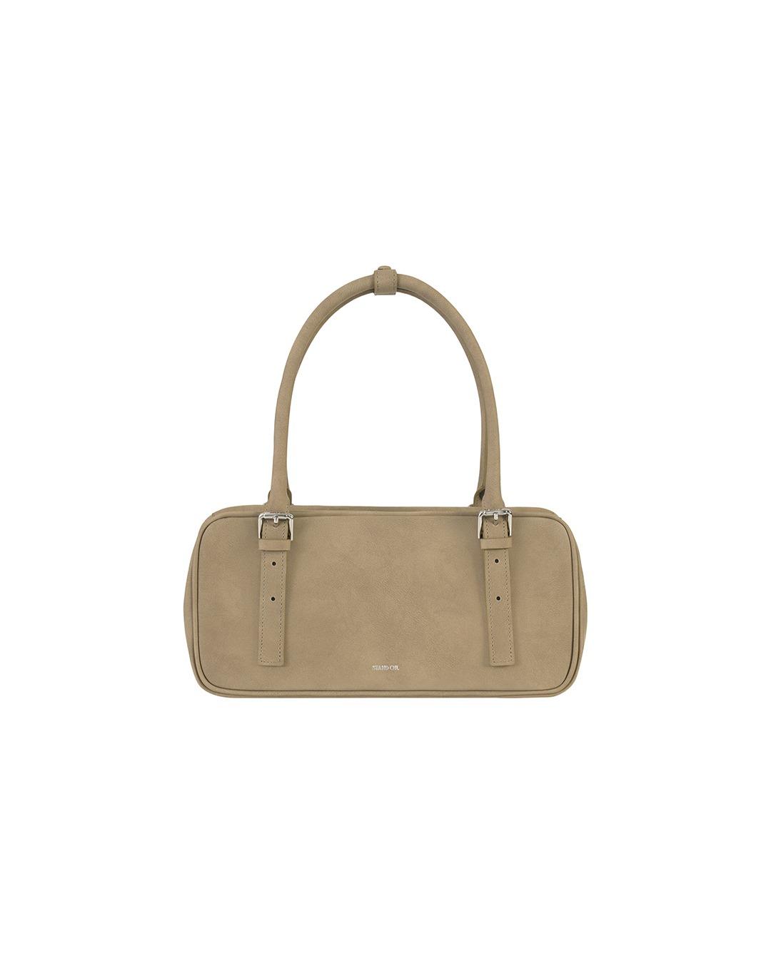 Square Bowling Bag $648:以復古托特包的結構混合現代比例,搭配可調節提把,按需要轉換手提與肩背模式,除了主打的酒紅色外,更推出煙霧棕仿麂皮觸感款。