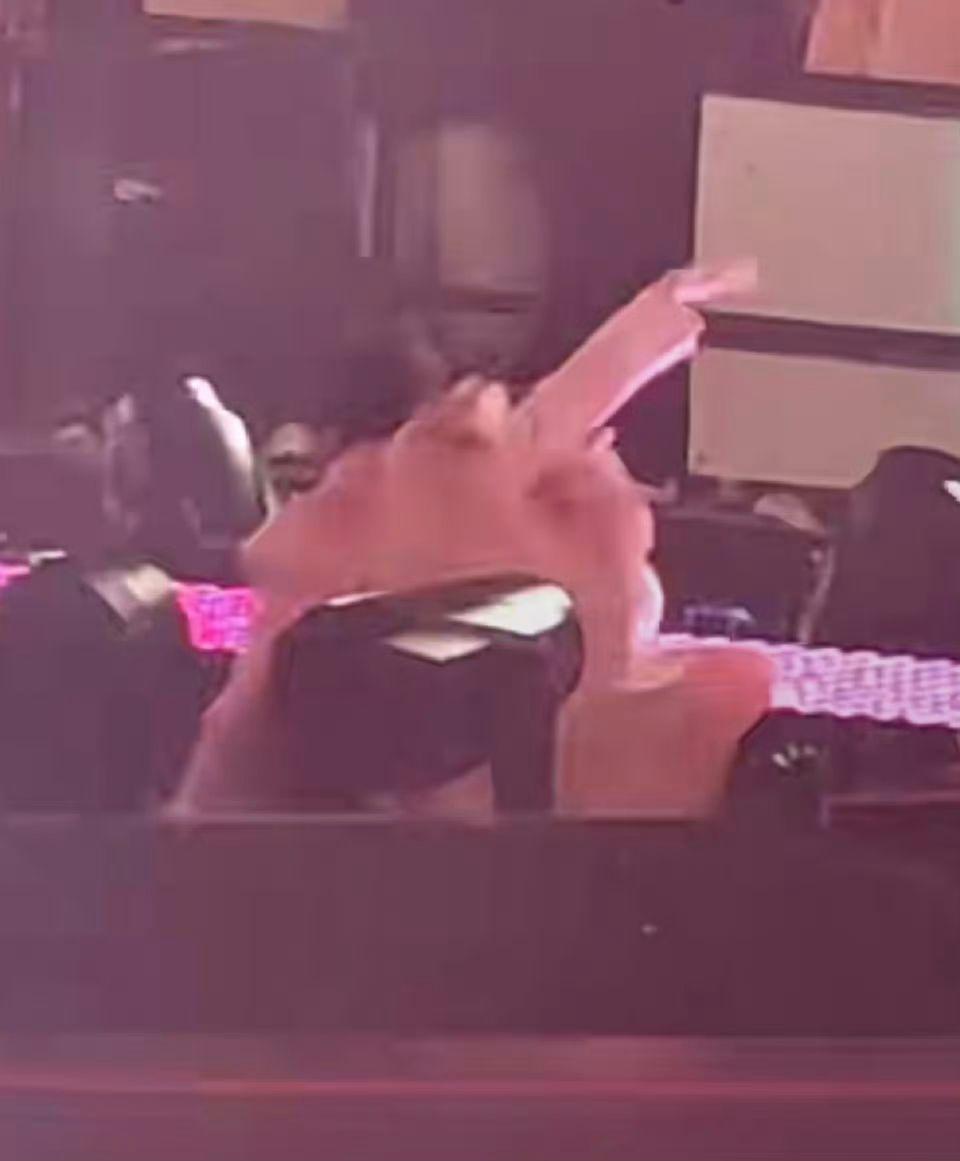 阿信從2米高舞台摔下。