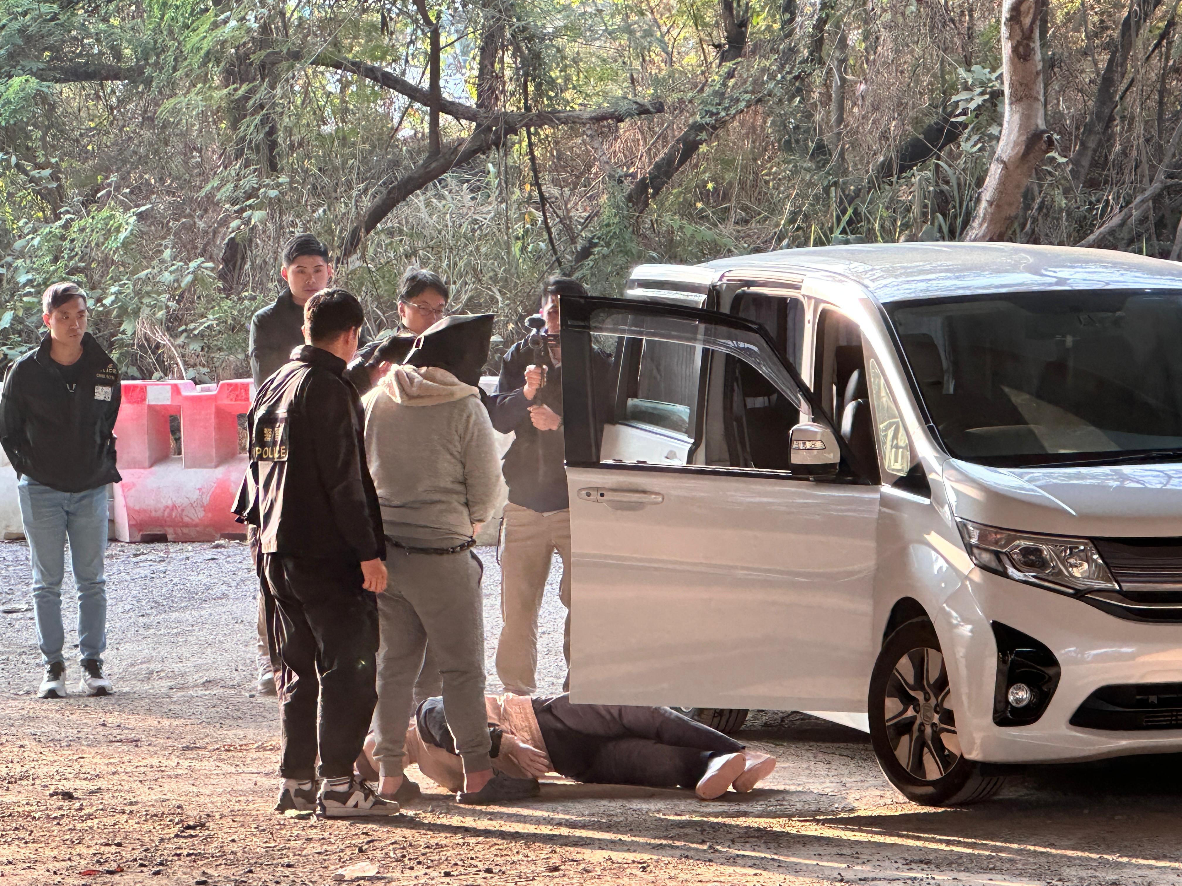 屯門亦園路謀殺案今年8月發生,警方昨日再拘捕兩人,今日帶同疑犯到現場