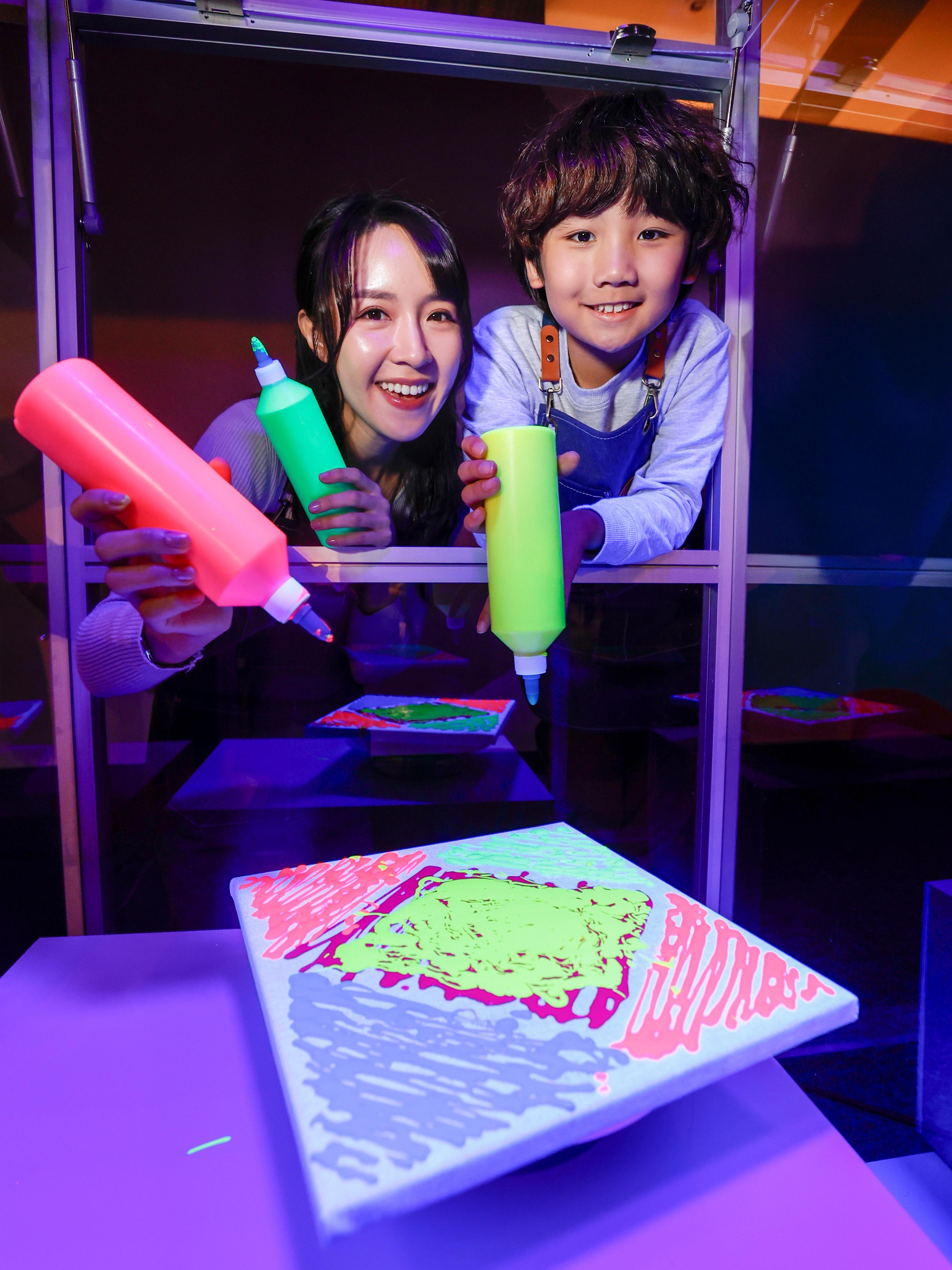 螢光旋轉畫藝工房