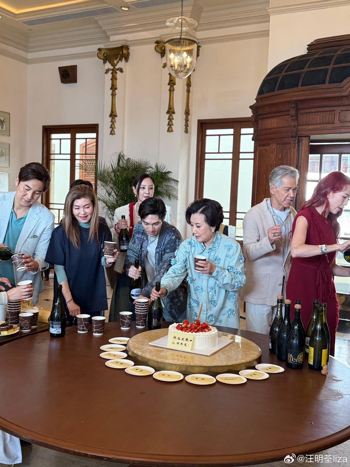 《風華背後》終告煞科,樂易玲亦有到場探班。