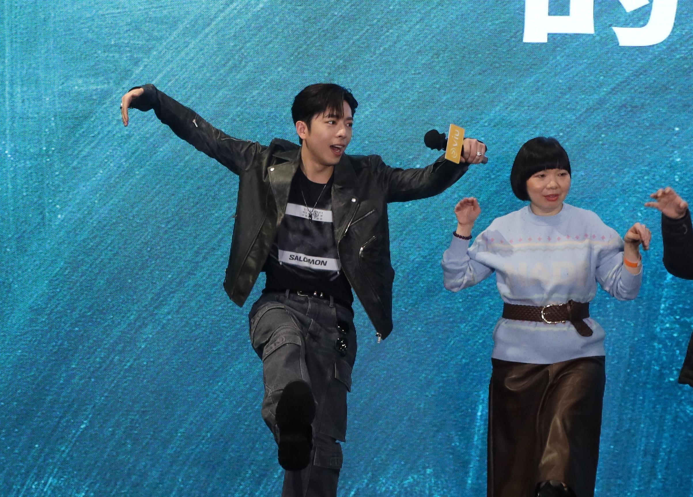 Edan在活動上與爵屎玩遊戲。