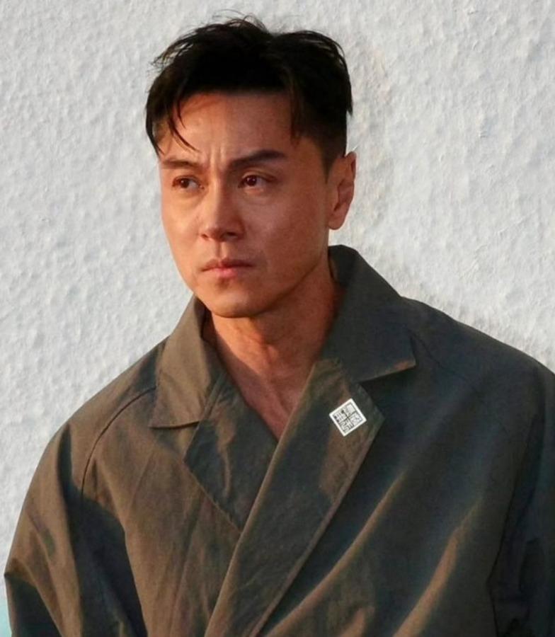 有網民指見到黃浩然坐在大殿內誦經。