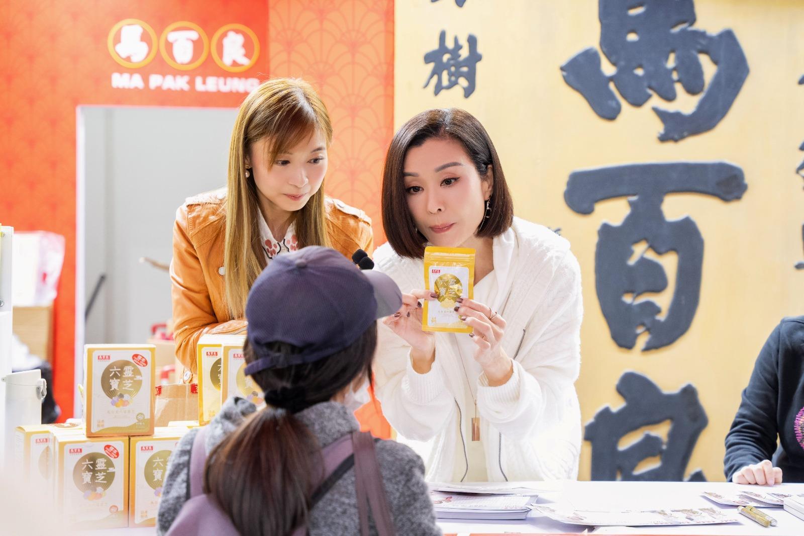 伍姑娘在現場落力介紹每一樣保健產品。