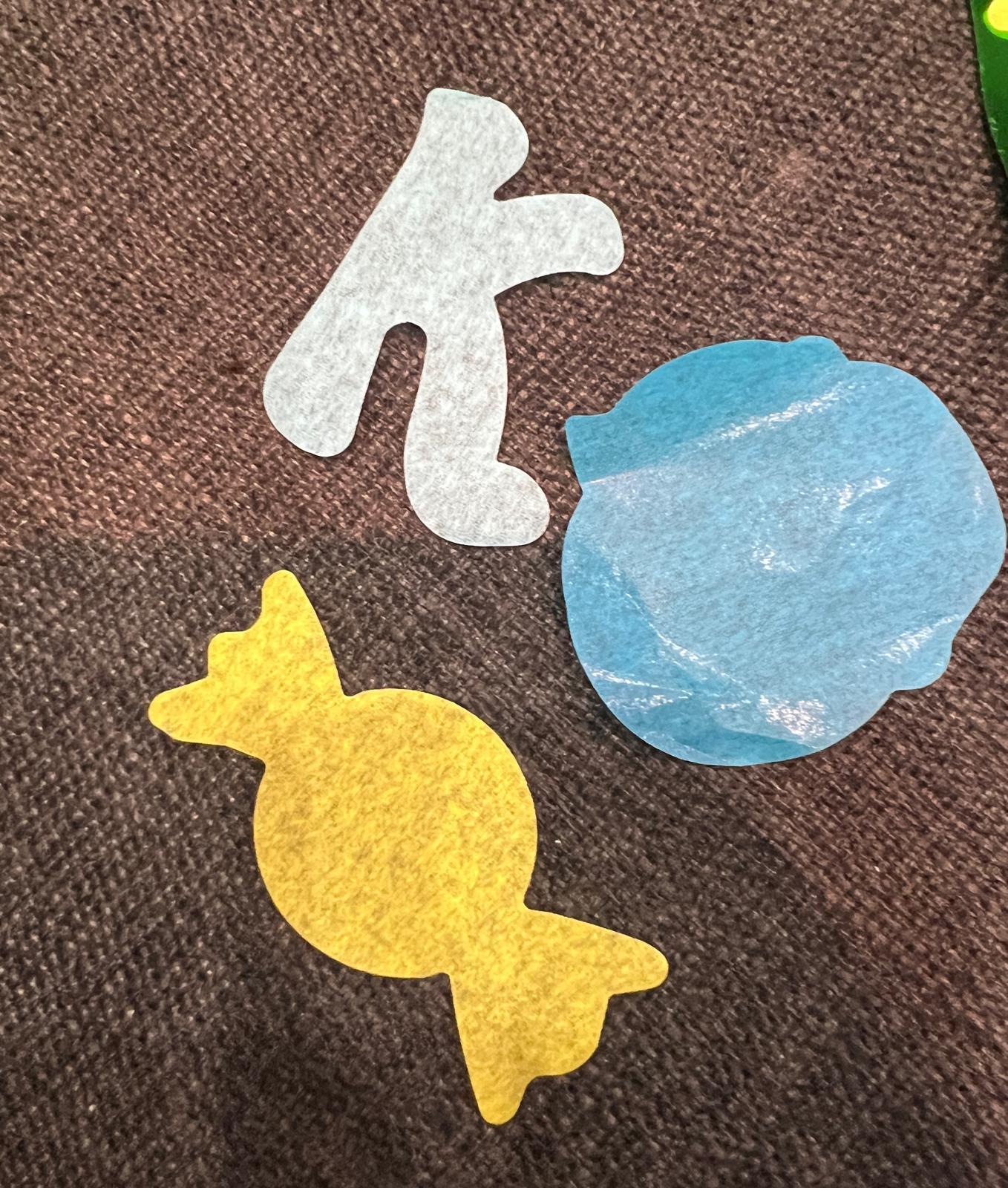 姜濤《KEUNG TO “LAVA” LIVE 2025》頭場,K字、濤樣和糖形的紙碎,非常有心思。(吳康琦攝)