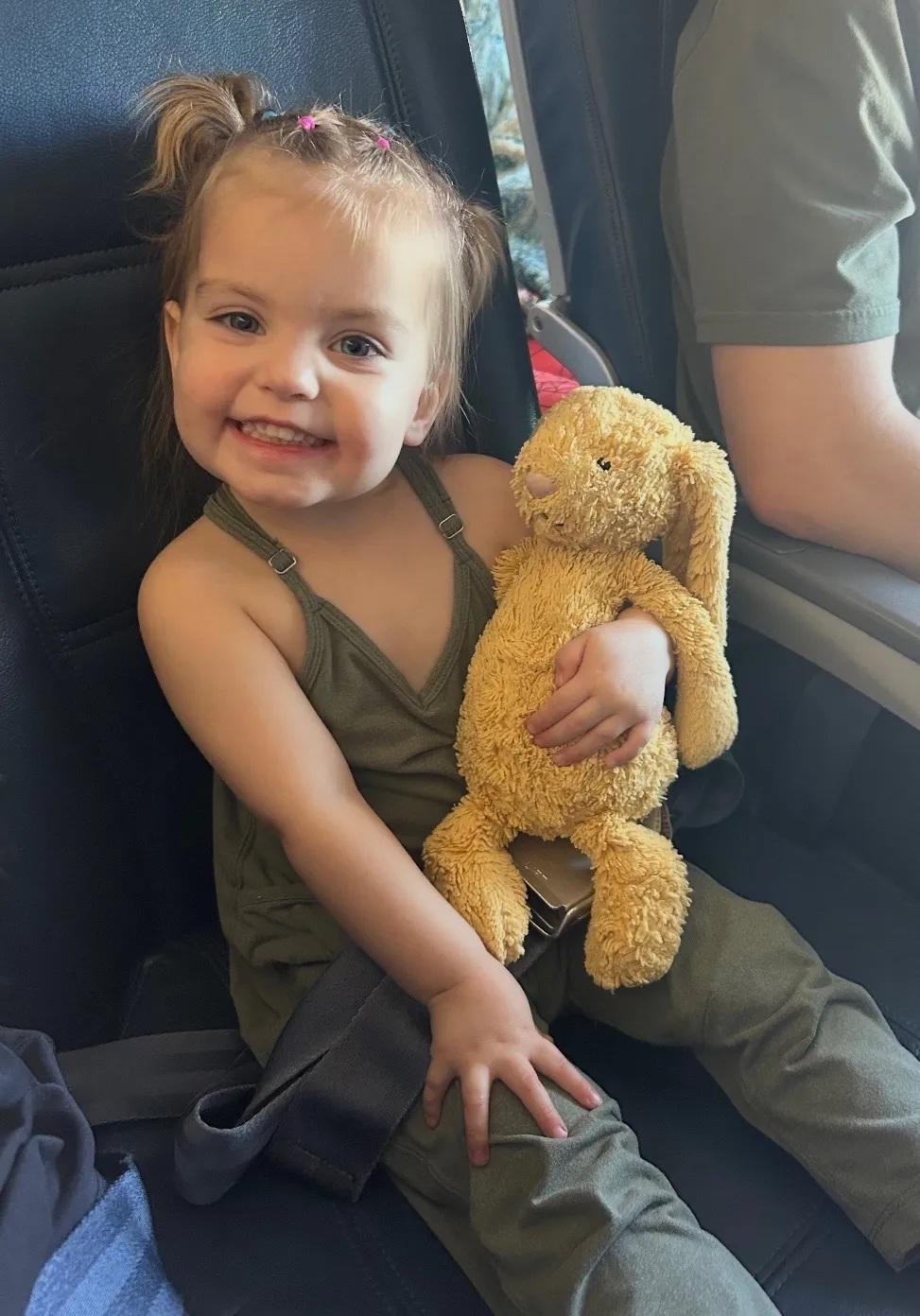 搭飛機2歲女童坐不定 空姐邀當「小助手」聰明化解