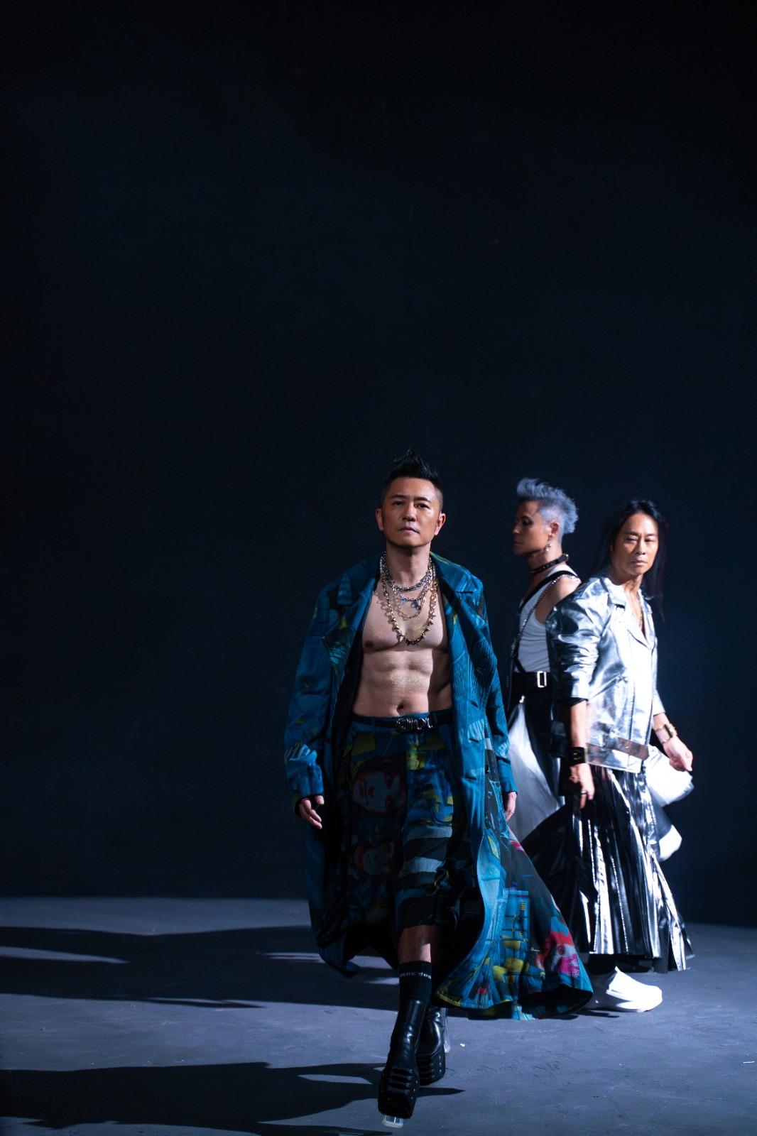 草蜢今次加操練歌和健身,為拍MV帶幾個行李箱的服飾上陣。