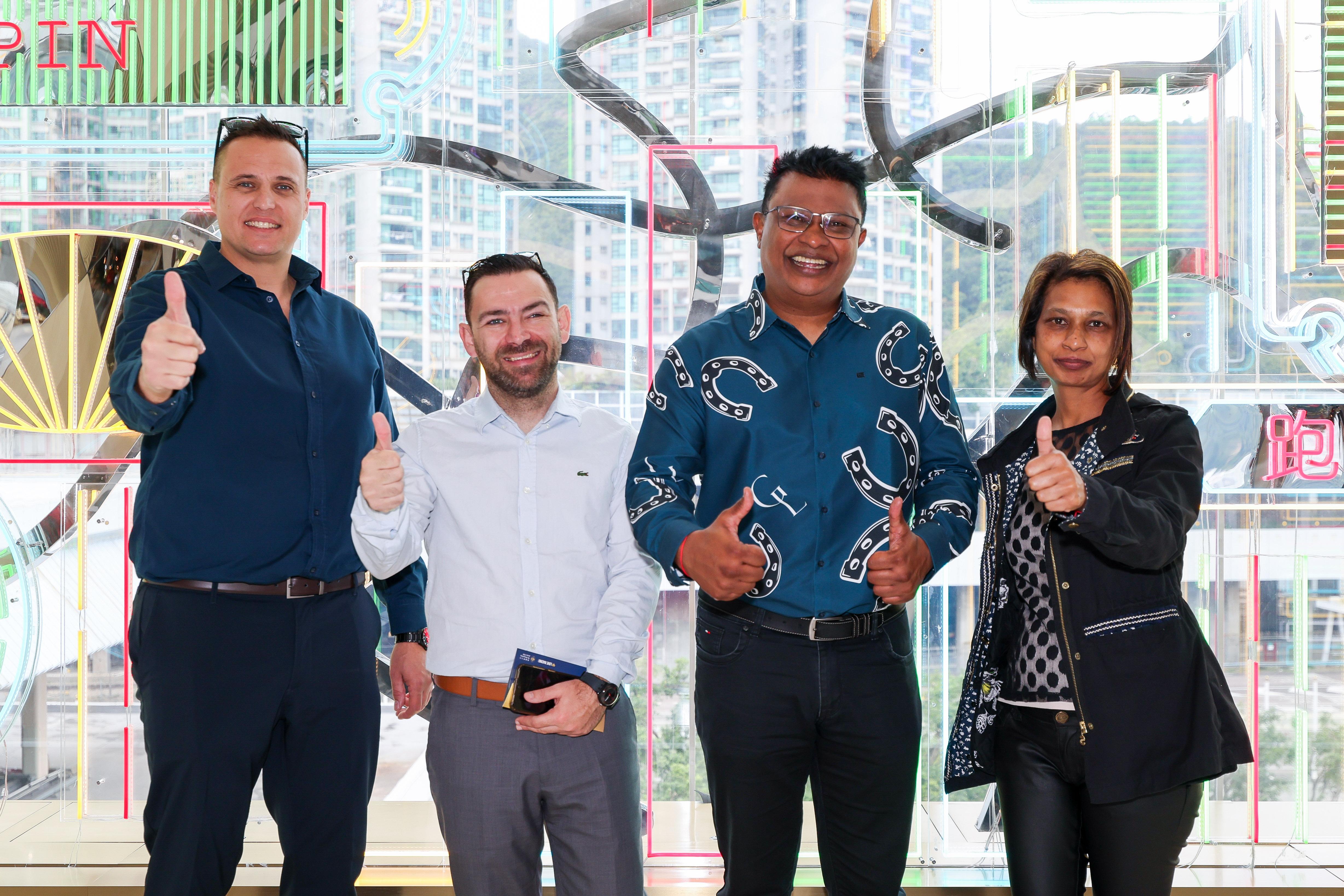 南非旅客Kuben Gengan(右二)與朋友一樣熱愛賽馬