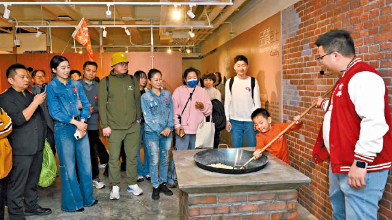 介紹傳統餅食製作過程。