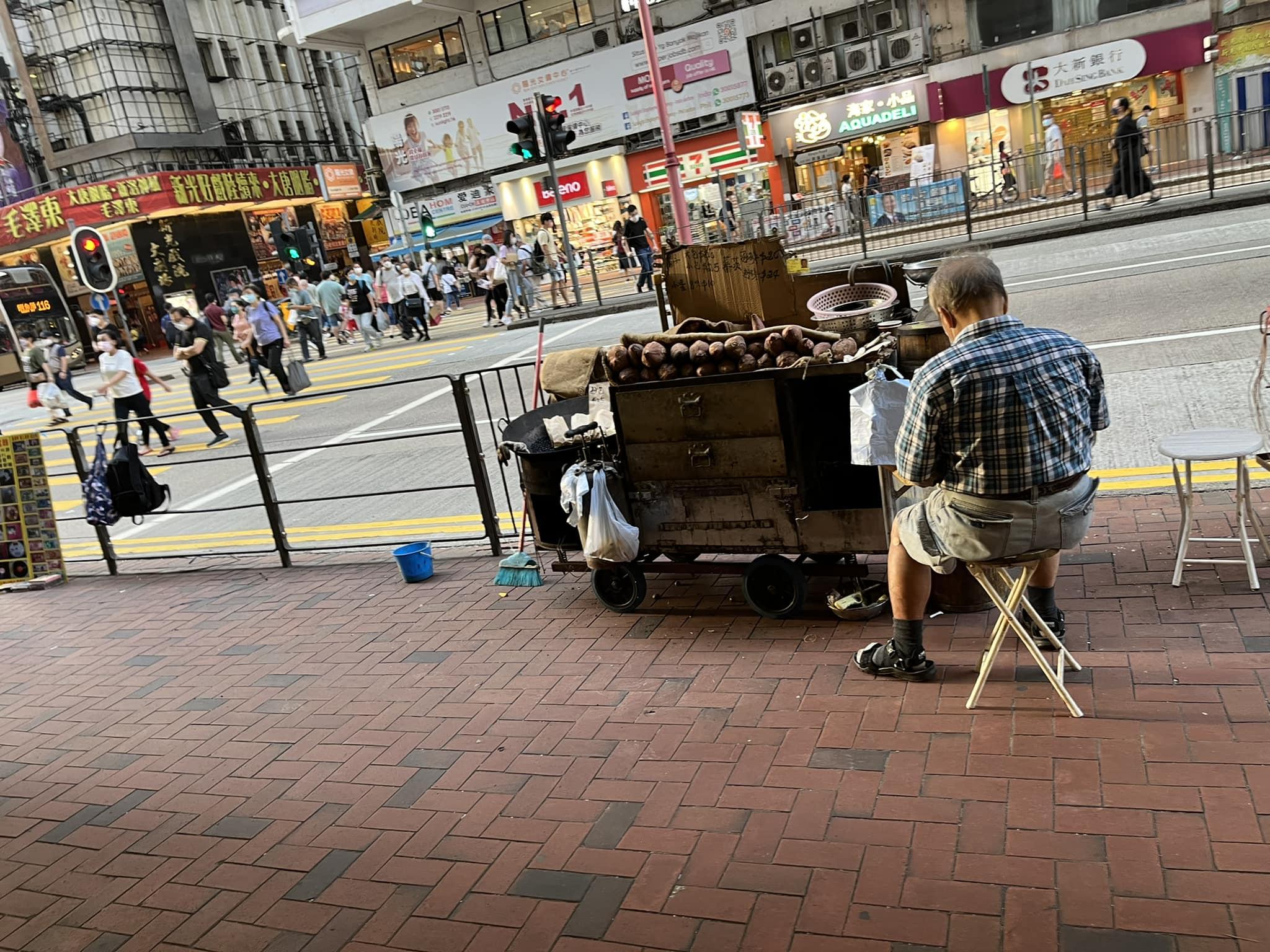 北角英皇道近前新光戲院對面街頭一檔由年邁老闆經營的即炒栗子檔非常著名(北角有樂fb)