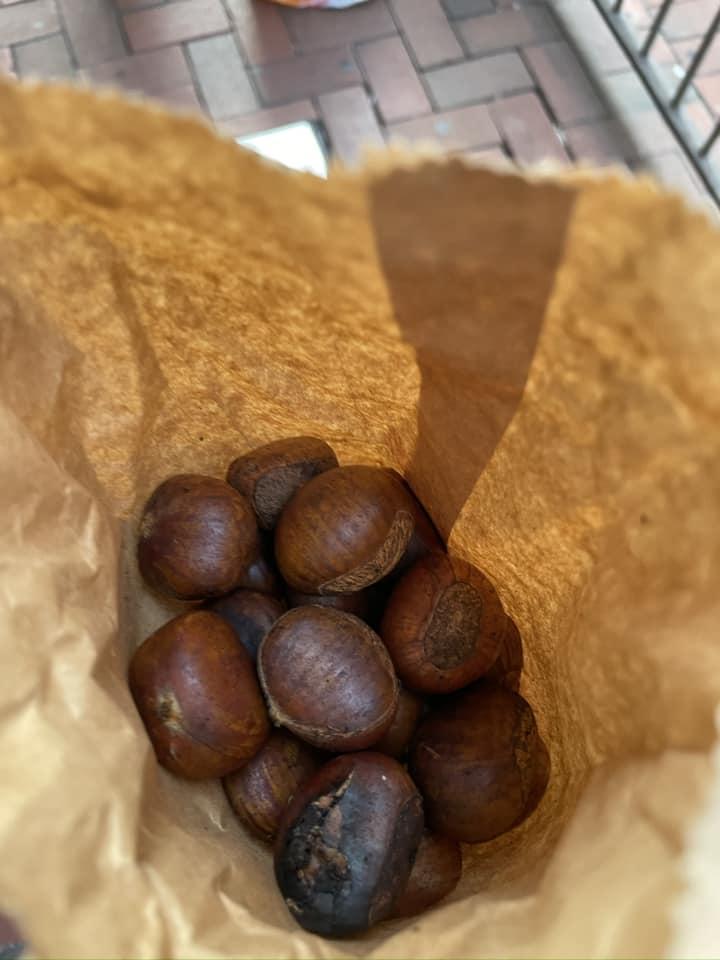 北角英皇道近前新光戲院對面街頭一檔由年邁老闆經營的即炒栗子檔非常著名(北角‧樂免「廢」谷fb)